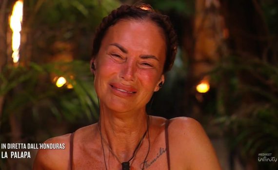 Antonella Mosetti si lascia andare al dolore in diretta: “Ho conosciuto più sofferenza che gioia”, la figlia Asia la sostiene
