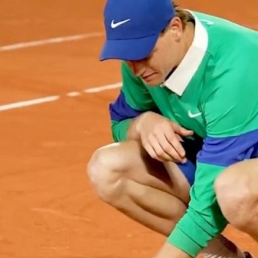 "Jannik Sinner onora Nadal con un gesto da numero uno: inchino sulla terra rossa"