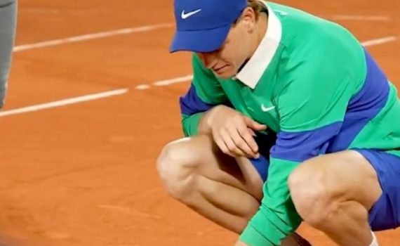 "Jannik Sinner onora Nadal con un gesto da numero uno: inchino sulla terra rossa"