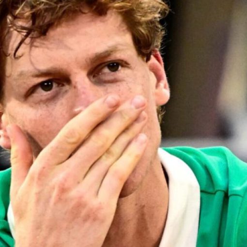 Sinner getta il match point nella Senna: Alcaraz vince, ma il duello è leggenda