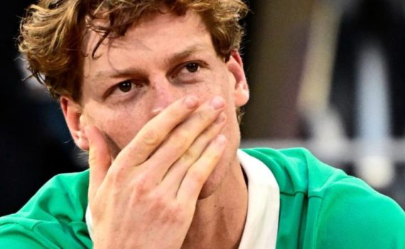 Sinner getta il match point nella Senna: Alcaraz vince, ma il duello è leggenda