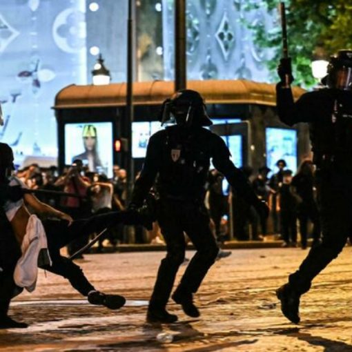 Notte di caos a Parigi dopo la vittoria del PSG: due morti, saccheggi e guerriglia urbana sugli Champs-Élysées