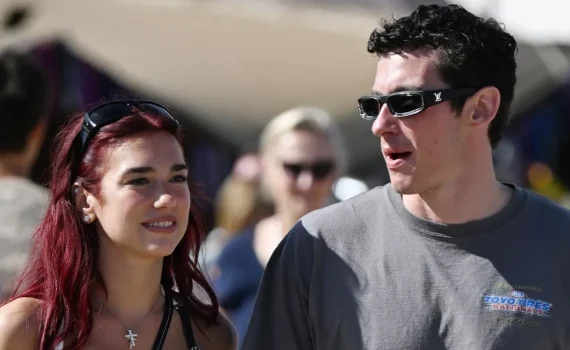 Dua Lipa e Callum Turner: la proposta di matrimonio che fa sognare i fan