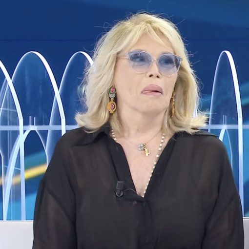 Stefano De Martino, Amanda Lear lo prende in giro: “Tutto è partito da lì”