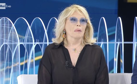 Stefano De Martino, Amanda Lear lo prende in giro: “Tutto è partito da lì”