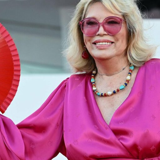 Amanda Lear rivela: “Tronisti mi scrivono per posare nudi”