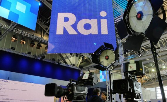"Sta facendo il pazzo": tensioni in Rai, il celebre conduttore furioso per la nuova decisione"