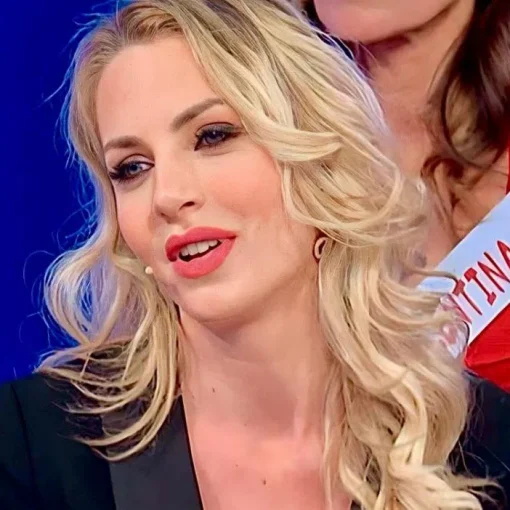 “Vi darò presto notizie”, ha scritto Veronica Ursida in un post su Instagram, lasciando senza parole i suoi follower. Una frase criptica che ha acceso immediatamente la curiosità del web, soprattutto perché accompagnata da immagini inaspettate: l’ex dama del trono over di Uomini e Donne è apparsa infatti accanto a Rocco Siffredi, star indiscussa del cinema per adulti e figura iconica a livello internazionale. Veronica, conosciuta per la sua eleganza e il carattere deciso mostrato nel programma di Maria De Filippi, è tornata a far parlare di sé dopo un lungo periodo di silenzio. Il progetto a cui sta prendendo parte non è stato ancora rivelato nei dettagli, ma le foto pubblicate lasciano intuire che si tratti di un'esperienza professionale importante, forse una nuova svolta nella sua carriera. Il percorso a Uomini e Donne: una protagonista dal fascino intramontabile Veronica Ursida è stata una delle presenze più affascinanti del parterre femminile di Uomini e Donne. Bionda, raffinata, sicura di sé, ha saputo conquistare l’attenzione di molti cavalieri del trono over. Eppure, nonostante numerose frequentazioni, l’amore con la “A” maiuscola non è mai arrivato. Tra le relazioni più discusse c’è stata senza dubbio quella con Armando Incarnato. Il loro rapporto è stato a tratti burrascoso, fatto di scontri, incomprensioni e polemiche continue. I caratteri forti di entrambi hanno reso impossibile una sintonia duratura, portando alla fine del legame e, poco dopo, all’uscita definitiva di Veronica dal programma. La nuova vita dopo il programma e il misterioso progetto cinematografico Dopo aver detto addio al salotto televisivo di Canale 5, Veronica ha scelto di allontanarsi dai riflettori e di proteggere la sua vita privata. In questi anni si è dedicata con discrezione alla famiglia, lasciando poco spazio ai gossip e alle apparizioni pubbliche. Ma ora qualcosa sembra essere cambiato. “Giornate intense, tra ciak, emozioni e tramonti spettacolari” ha scritto Veronica su Instagram, accompagnando le sue parole con immagini in compagnia di Rocco Siffredi sul set. Il contesto è ancora avvolto nel mistero, ma l’ex dama appare sorridente e perfettamente a suo agio. Questo annuncio ha inevitabilmente acceso i riflettori su di lei, facendo scoppiare i commenti social, tra chi la supporta e chi solleva dubbi sulle sue reali intenzioni. Tra critiche e rivincite: Veronica risponde con i fatti Come spesso accade nel mondo dei social, i giudizi non si sono fatti attendere. Alcuni utenti, ricordando le accuse lanciate da Armando durante Uomini e Donne, hanno ipotizzato che Veronica abbia sempre cercato visibilità. Ma lei, fedele al suo stile, non si è lasciata scalfire dalle polemiche. Nessuna risposta diretta, solo nuove foto, nuovi sorrisi e l’evidente determinazione a proseguire per la propria strada, lasciando il passato alle spalle. Veronica Ursida, ancora una volta, si conferma una donna capace di sorprendere. E se il progetto con Rocco Siffredi dovesse rivelarsi un nuovo inizio nel mondo dello spettacolo, è chiaro che non sarà l’ultima volta che sentiremo parlare di lei.