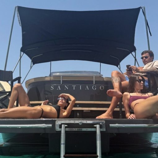 Stefano De Martino in barca con bellissime ragazze: ecco chi lo accompagna