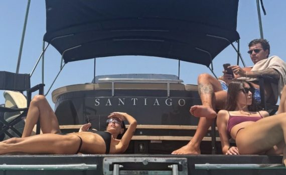 Stefano De Martino in barca con bellissime ragazze: ecco chi lo accompagna