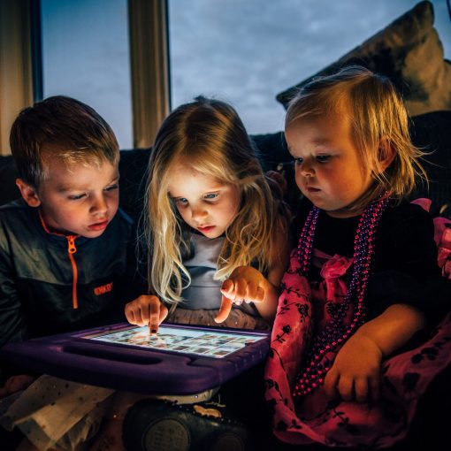 Bambini e schermi: quando smartphone e tablet diventano una trappola emotiva