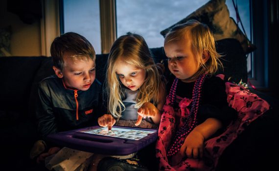 Bambini e schermi: quando smartphone e tablet diventano una trappola emotiva