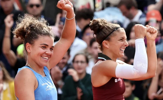 Errani e Paolini trionfano al Roland Garros: primo Slam in doppio per le azzurre dopo l’oro olimpico