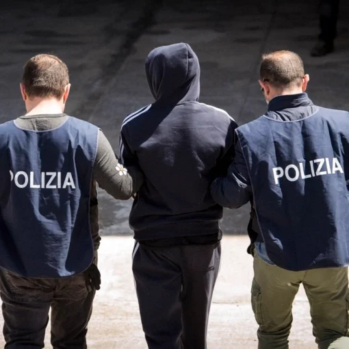 Giovane arrestato dopo aver ferito a martellate il rivale per gelosia