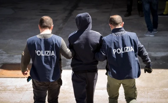 Giovane arrestato dopo aver ferito a martellate il rivale per gelosia