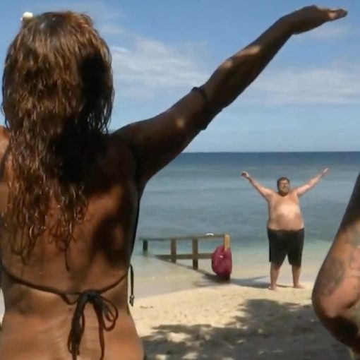 "Si vedono gli addominali!": Il Momento Comico di Mario Adinolfi all'Isola dei Famosi