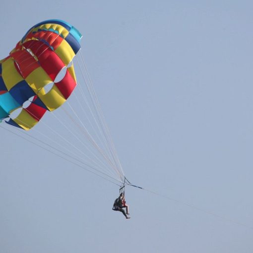 Attacco di panico mentre fa parasailing, modella si lancia nel vuoto e muore
