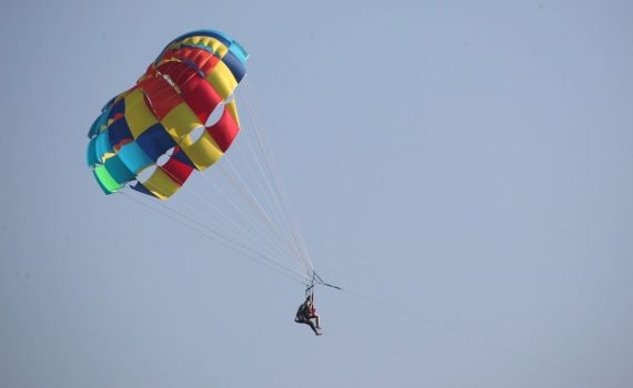 Attacco di panico mentre fa parasailing, modella si lancia nel vuoto e muore