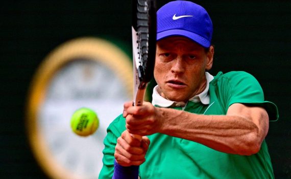 Sinner vs Alcaraz: confronto di stili, emozioni e futuro del tennis mondiale