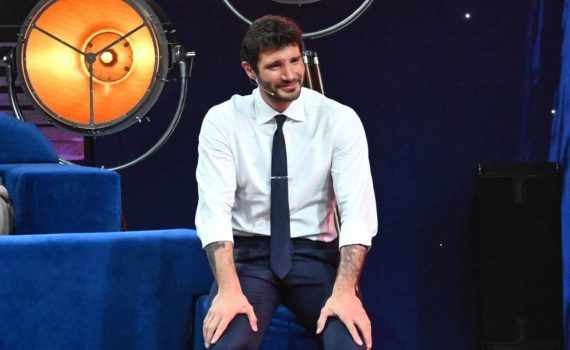 Gossip estivi e De Martino: la Rai avrebbe richiesto più sobrietà?