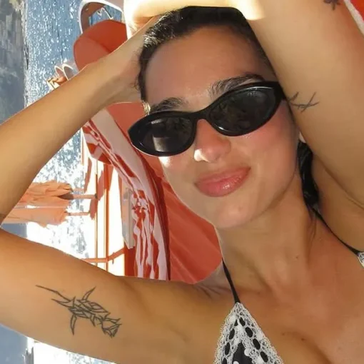 Dua Lipa in Italia: le foto in bikini super mini che fanno il pieno di like
