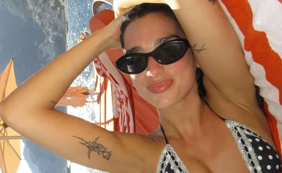 Dua Lipa in Italia: le foto in bikini super mini che fanno il pieno di like