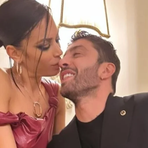 Crisi tra Elodie e Andrea Iannone? Dalla favola alla tensione: vacanze separate, messaggi sospetti e silenzi social
