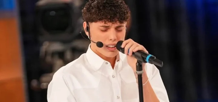 Riccardo Stimolo resta ad Amici 25 nonostante il gesto omofobo, social furiosi