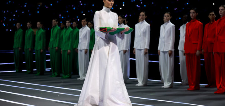 Vittoria Ceretti, fidanzata di DiCaprio, incanta all’apertura dei Giochi