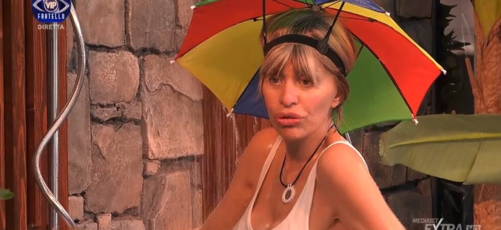 Alessandra Mussolini al GF Vip: ecco la doccia con l’ombrellino