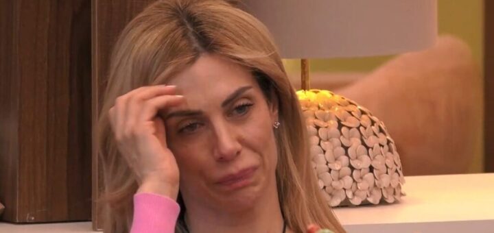 Paola Caruso in lacrime al GF Vip: “Sono qui per i soldi, devo operare mio figlio”