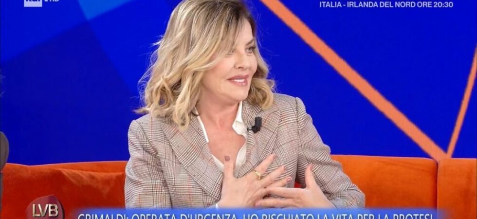 Eva Grimaldi operata d’urgenza: “Ho rischiato grosso per una protesi al seno”