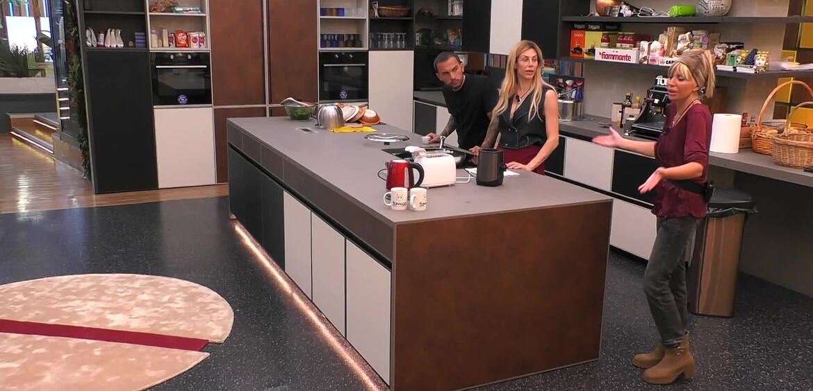 Grande Fratello Vip, lite furiosa in cucina: Mussolini sotto attacco