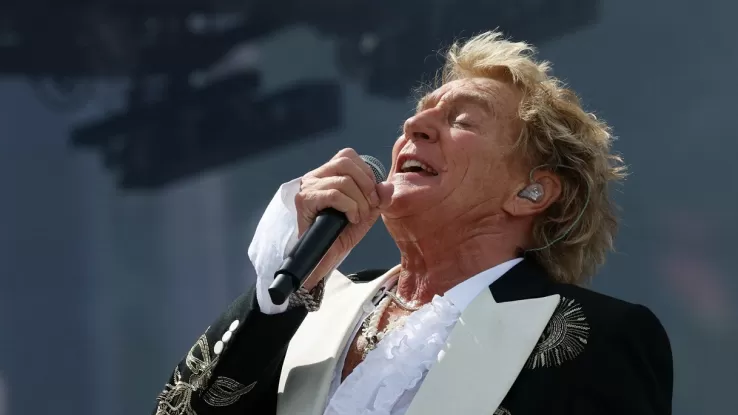 Paura per Rod Stewart durante il concerto: malore in scena e soccorso con l'ossigeno