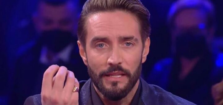 Grande Fratello Vip, Alex Belli potrebbe tornare nella Casa: l’indiscrezione sul cast