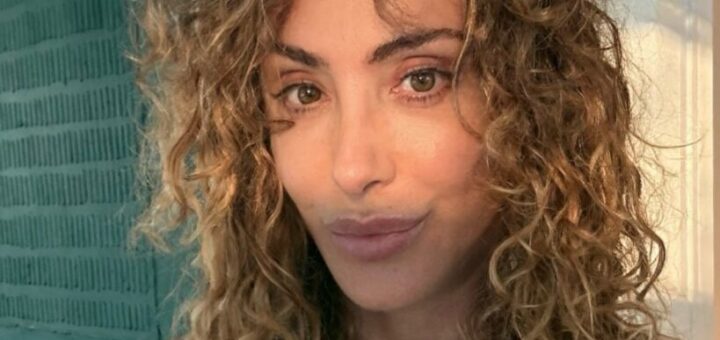 “Fai ancora la ragazzina”: Sabrina Salerno replica alla follower e la zittisce