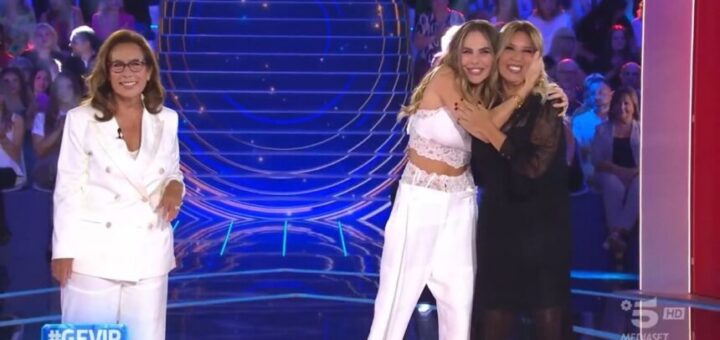 Ilary Blasi apre il GF Vip da neosposa, Selvaggia Lucarelli punge Totti