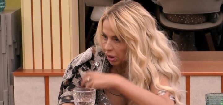 Grande Fratello Vip, Valeria Marini si confessa: «La mia vita privata è un disastro»