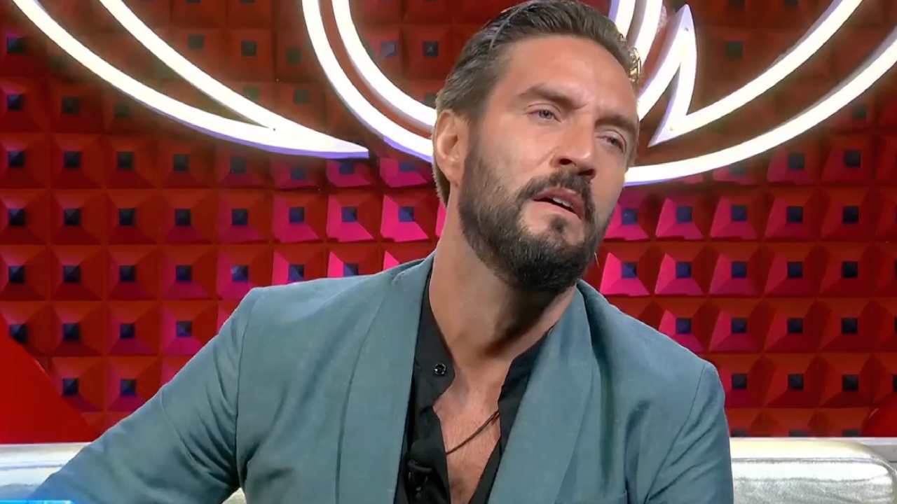 GF Vip, Alex Belli sbotta: «Sono il badante di Valeria Marini»