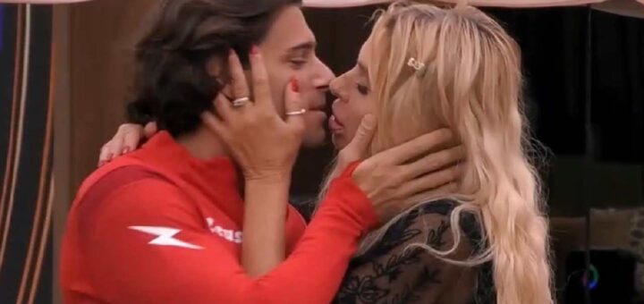 GF Vip, Valeria Marini bacia Giacomo e confessa tutto
