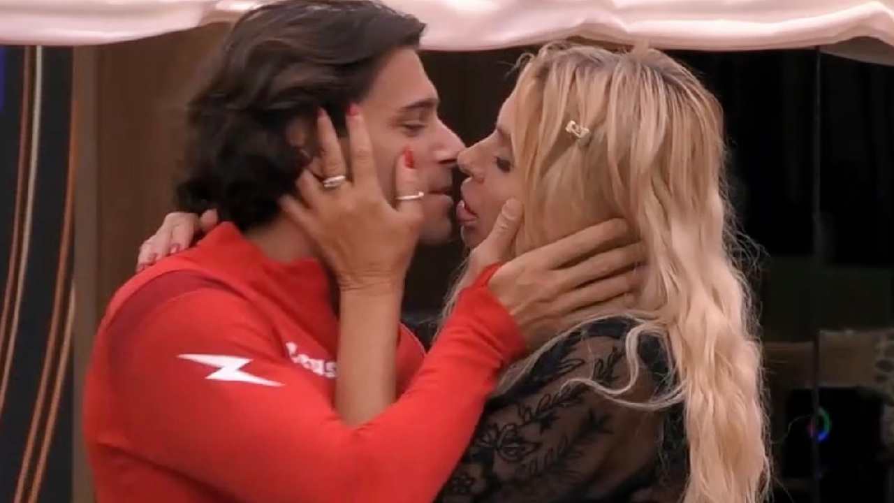 GF Vip, Valeria Marini bacia Giacomo e confessa tutto