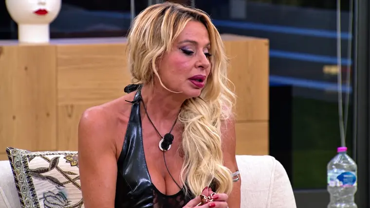 Grande Fratello Vip, Valeria Marini sbotta: «È tutto finto»